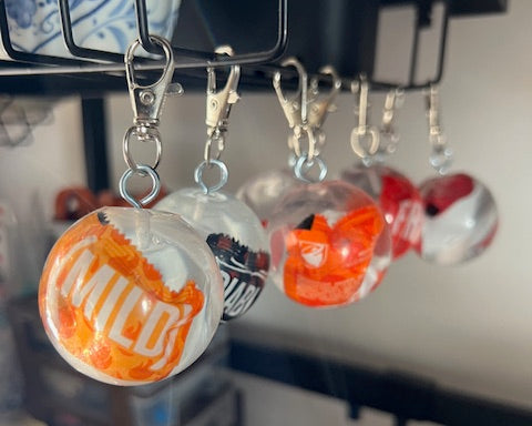 Sauce in a resin ball